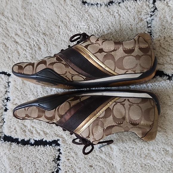 Coach - Picture 4 of 6